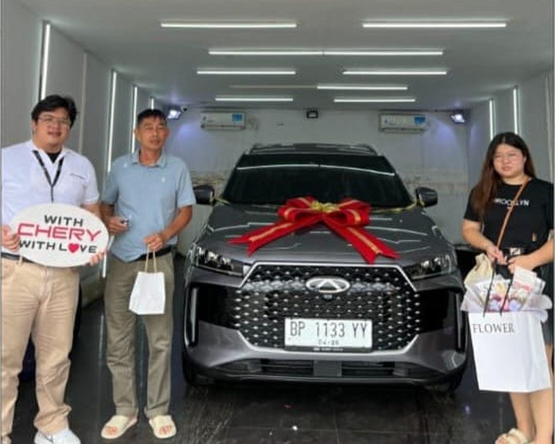 Serah terima unit Chery kepada Ms. L di Batam